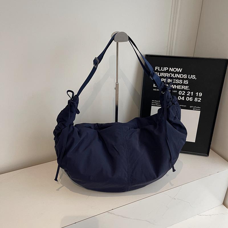 

Сумка большой вместимости женская нишевая повседневная модная простая сумка-тоут для поездок на работу спортивная чрезвычайно простая на плечо кроссбоди сумка-пельмень темно-синий