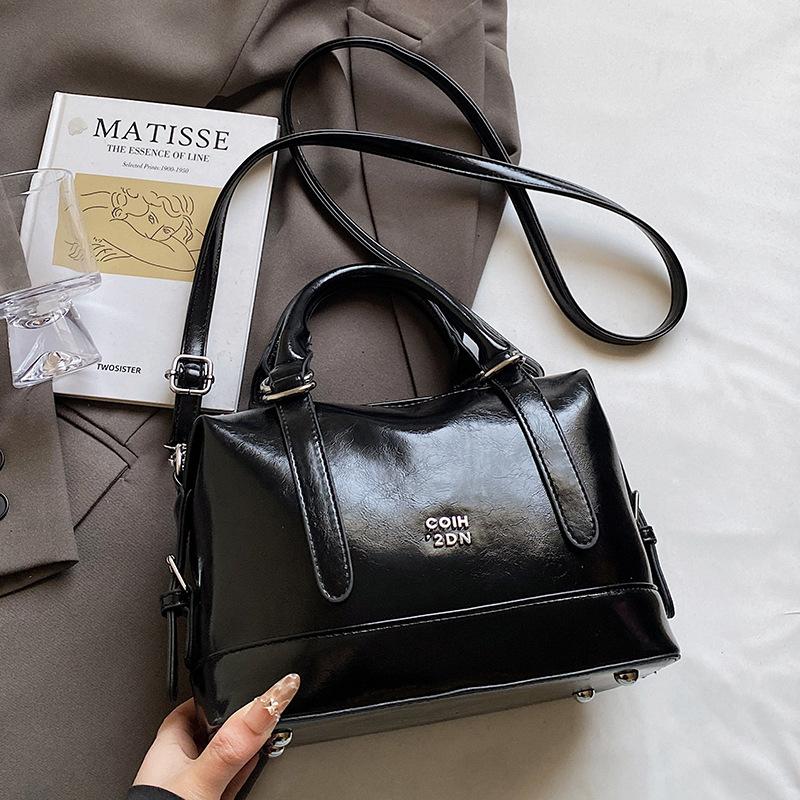 Korean Retro Simple Soft Leather Portable Pillow Bag Wholesale Explosion Leisure Niche Commuting Advanced Sense Messenger Women's Bag