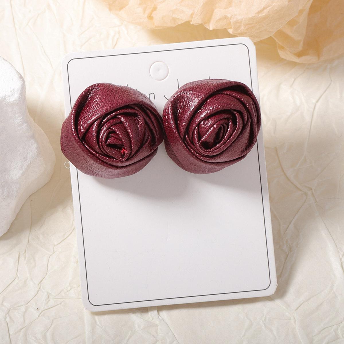 

Французские нишевые зимние серьги-пусеты двух цветов в виде кожаных бутонов роз, высококлассный и универсальный женский стиль