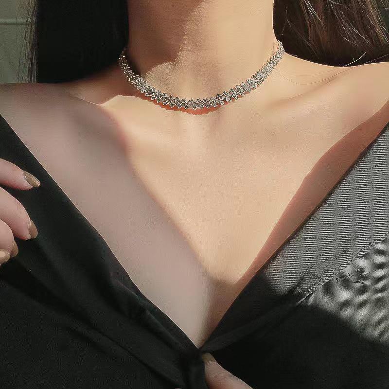 Luxury Diamond Choker Necklace for Women: Elegant Clavicle Accessory