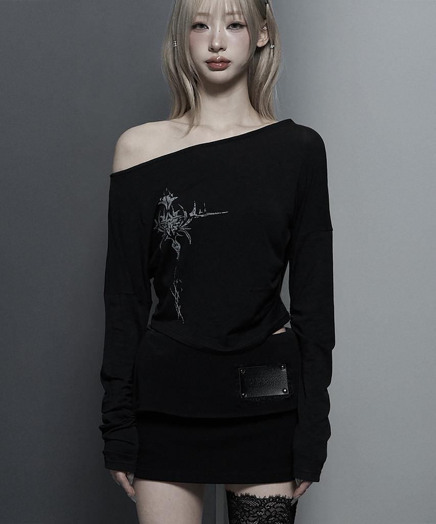 ETRE AU SOMMET Lettering Hooded Slim-Fit Long Sleeve Top (Black)