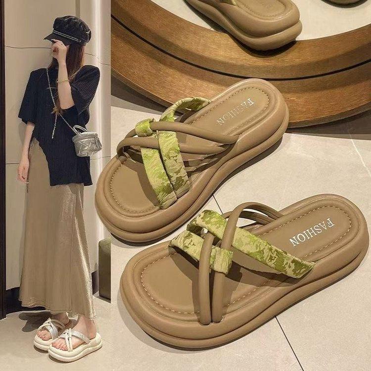New Chinese style niche design sense thick bottom sandals women wear 2025 summer new with skirt beach slippers