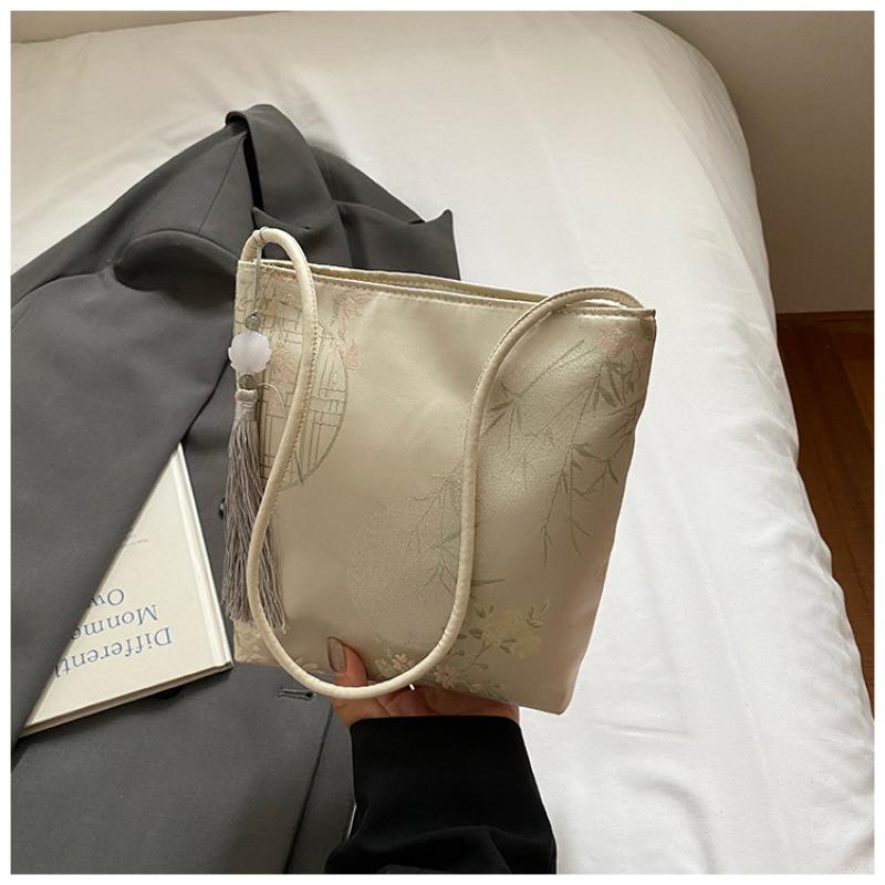 

Summer new fashion national tide temperament simple casual shoulder bag women s large-capacity commuter tote bag pendant included белый