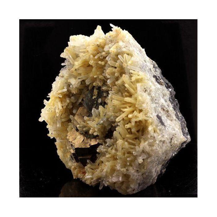 Pierres et Minéraux. Pyrrhotite + Quartz. 1508.0 ct. Nikolaevskiy Mine, Dalnegorsk, Russie.