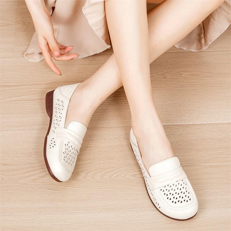 Sommer neue Leder Rindensehne weichsohlige Mutterschuhe lässige flachsohlige hohle Damen Einzelschuhe mittel alt Loch Sandalen Damen