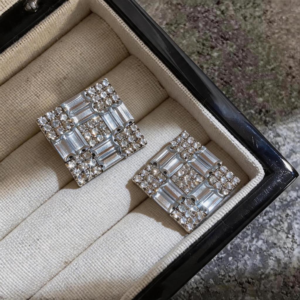 Silver Needle Ultra-Shiny Rhinestone Diamond Stud Earrings - Exquisite, Luxurious, and Stylish Accessories for Women.