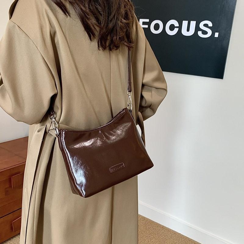 

2025 ретро простая маленькая квадратная сумка новая модная сумка на плечо большой вместимости нишевая высококлассная сумка под мышкой 23*9*17