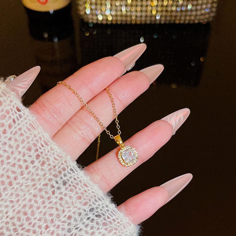 Fashion Light Luxury Titanium Steel Necklace Women'S High-End Pendant Sweet Temperament Collarbone Chain Does Not Fade Accessories