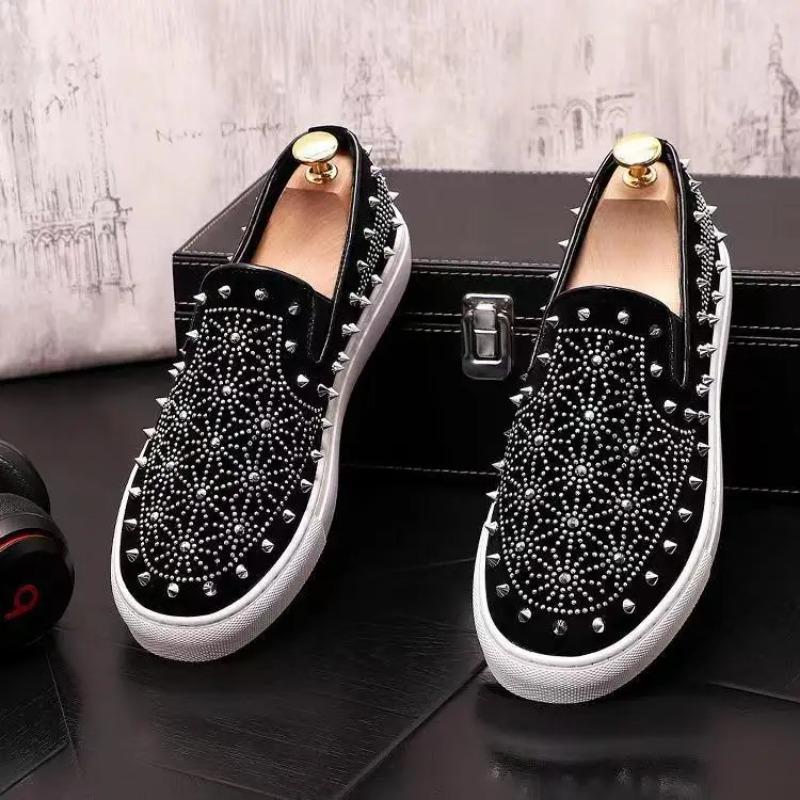 New Men Sneakers Tide Leather Casual Shoes Fashion Luxury Rivet Flat Skateboard Shoes man Leisure Slip-on Loafers Shoes for Men