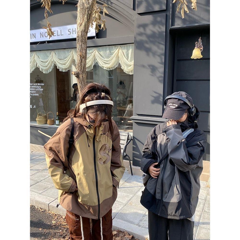 Unisexová trendy větrovka s kapucí v kontrastních barvách - Ležérní a volný střih podzimní bunda