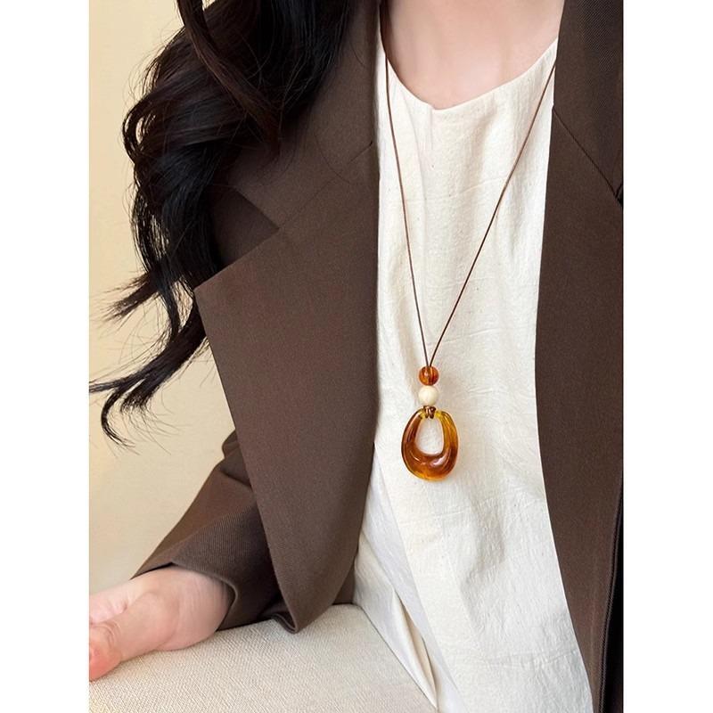 Retro Necklace - Versatile and Unique Long-style Sweater Chain for Women, with A Sophisticated and Simple Design As A Decorative Accessory.