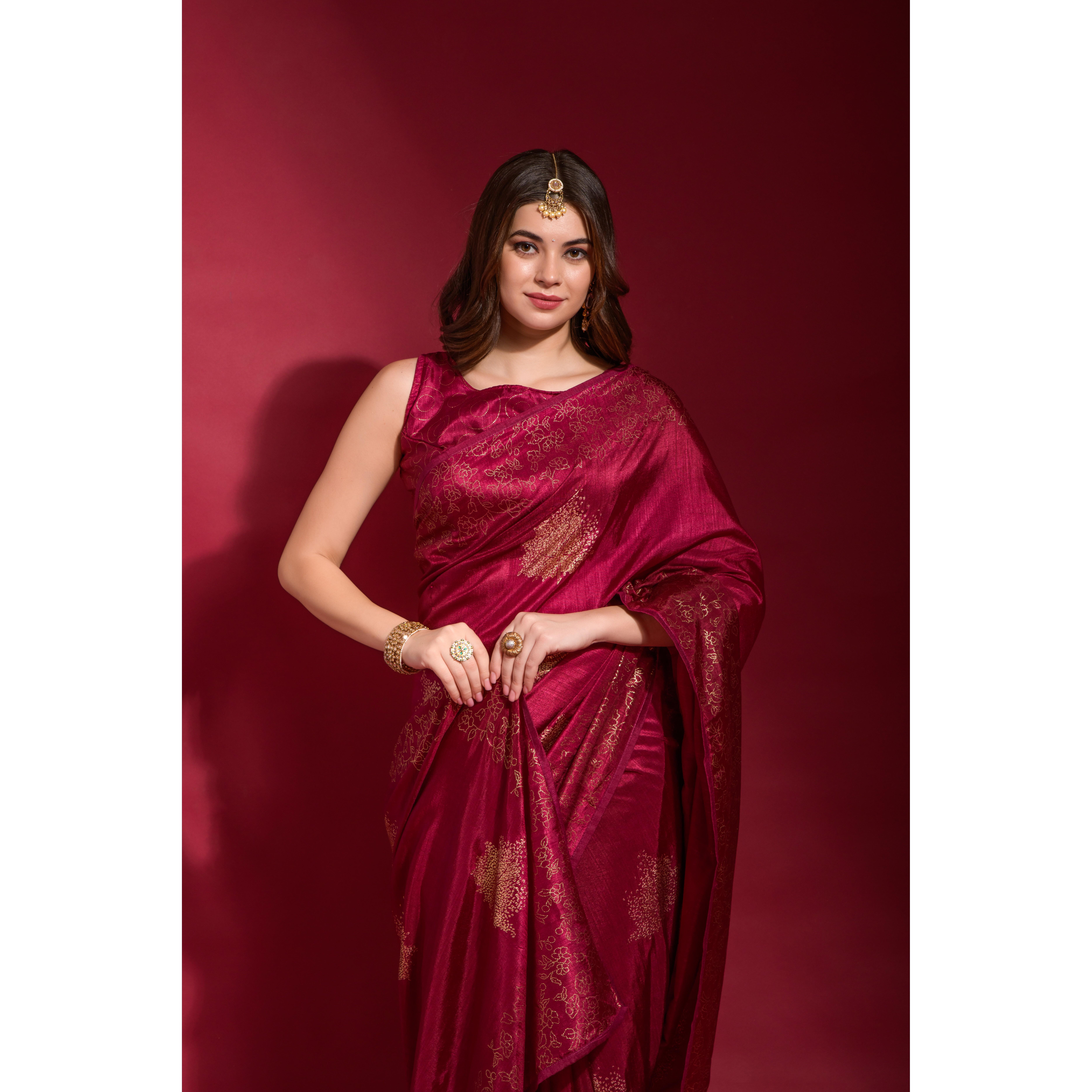 

Красивый взгляд на личность с этим величественным шелковым традиционным сари жоржет с квадратной окантовкой