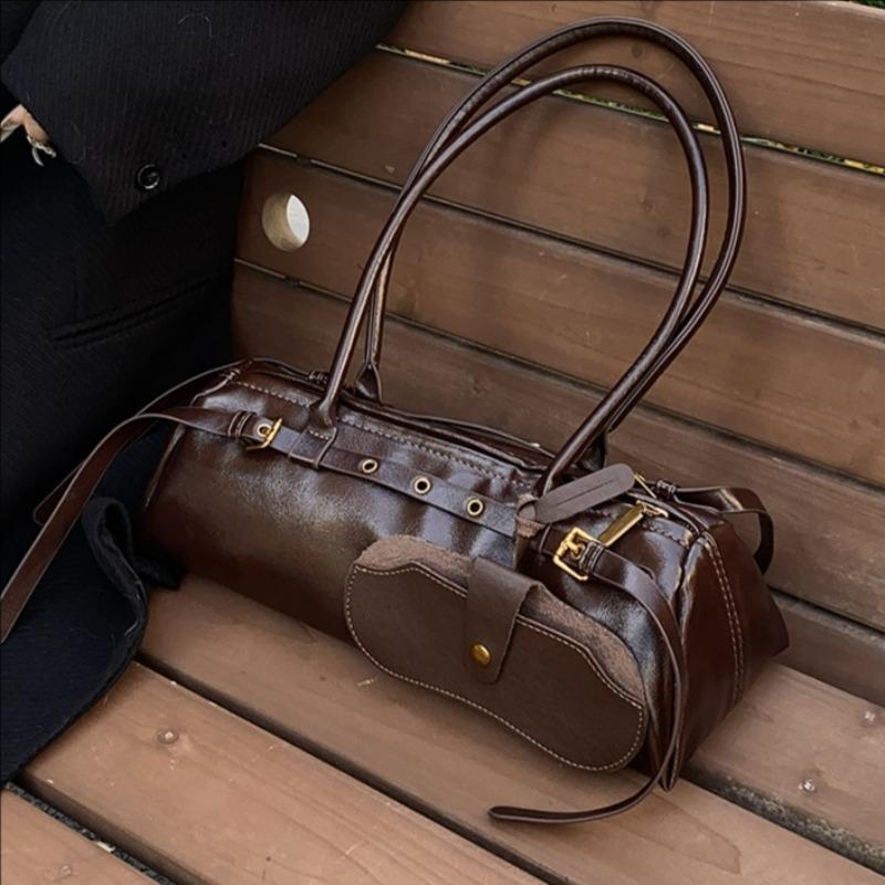 Borsa in pelle cerata ad olio di nicchia da donna, nuova borsa a tracolla di alta gamma, borsa a baguette alla moda e cool in stile motociclista da sotto braccio