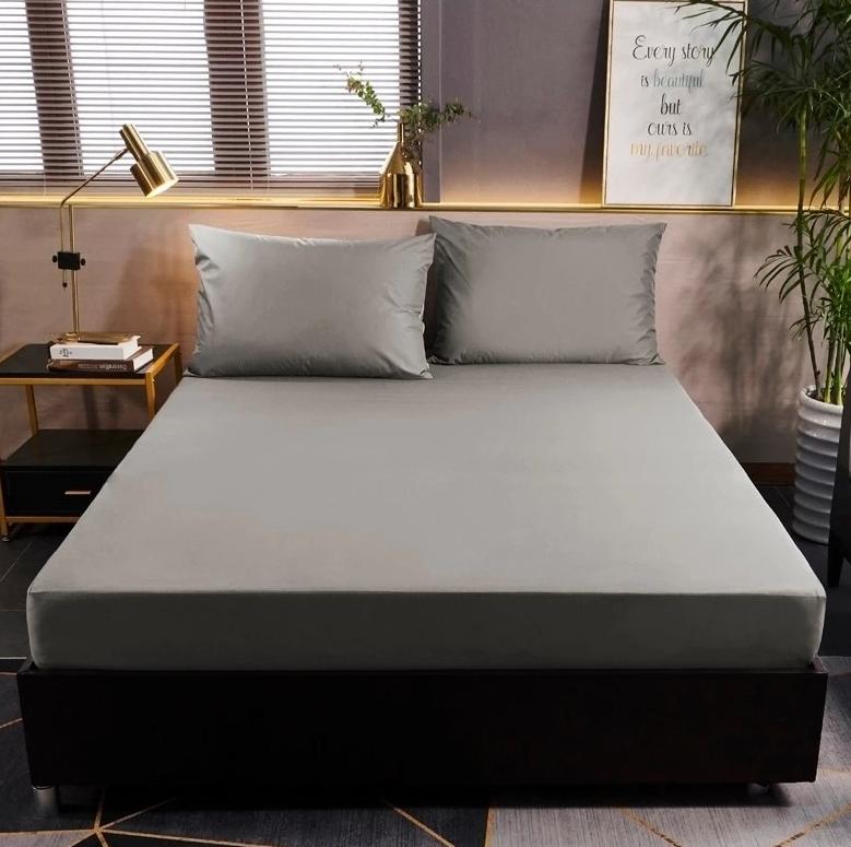 Waterproof Bed Sheet Urine Proof Dust Mite Mattress Protector 360 Degree Angle Clamp Soft and Breathable Bed Cover 2pillowcase random color серый