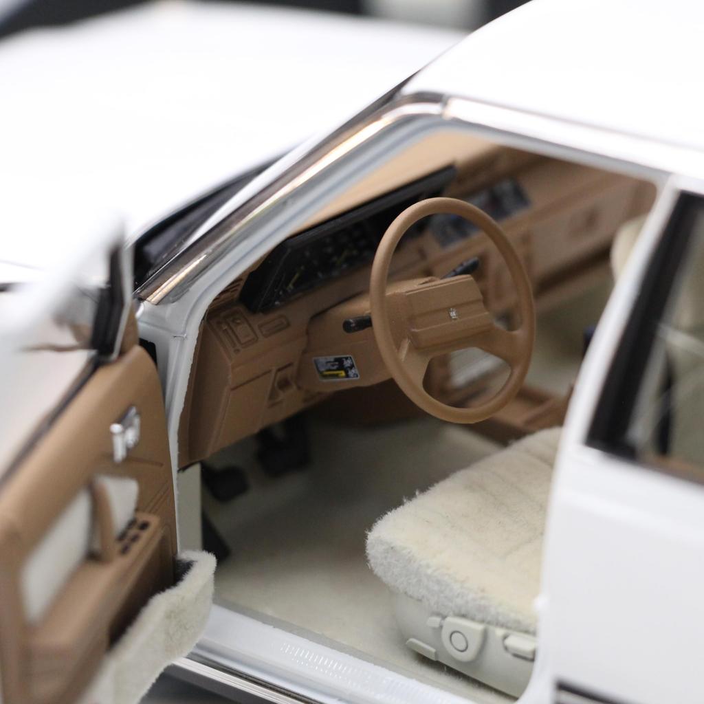 Freestyle XiaoGuang Modellmaßstab Toyota Crown MS122 Weiß Fertigprodukt 1/18 (Beige Innenausstattung) 8250611W-2