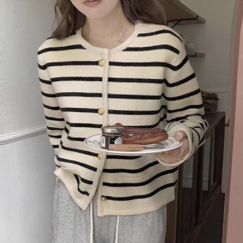 

Xiaoxiangfeng gold buckle knitted jacket fashionable foreign fake pocket crew neck striped knitted cardigan women s short 48-181 (average size) білий
