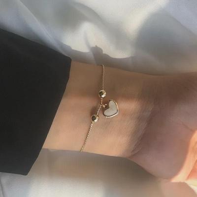 Süßes koreanisches Perlen- und Pfirsichherz-Anhängerarmband – trendiger, raffinierter, reinweißer Schmuck für Mädchen