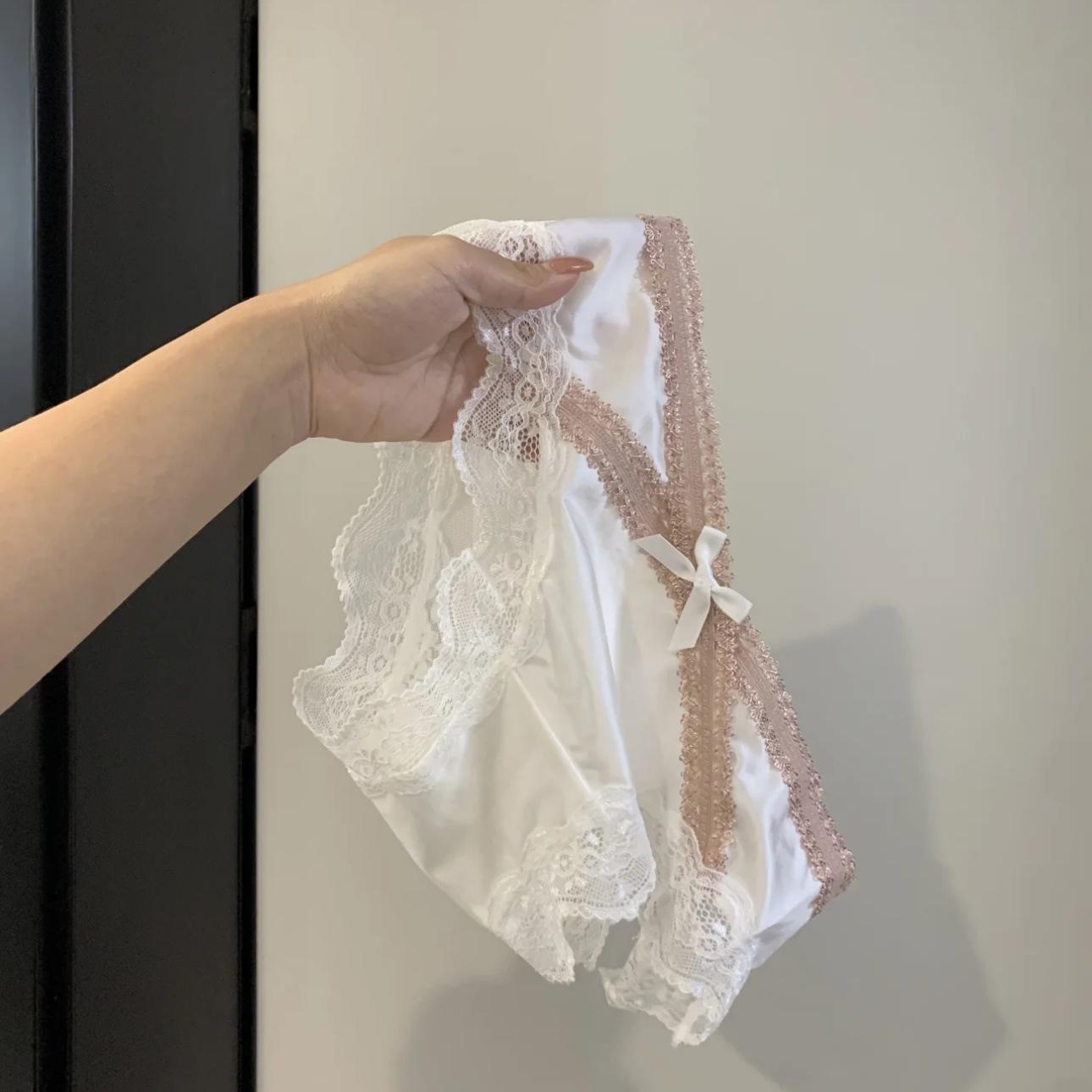 

Женские трусики с низкой посадкой, приподнимающие бедра, из французского сатина и кружева 2025 L [100-120 lbs]