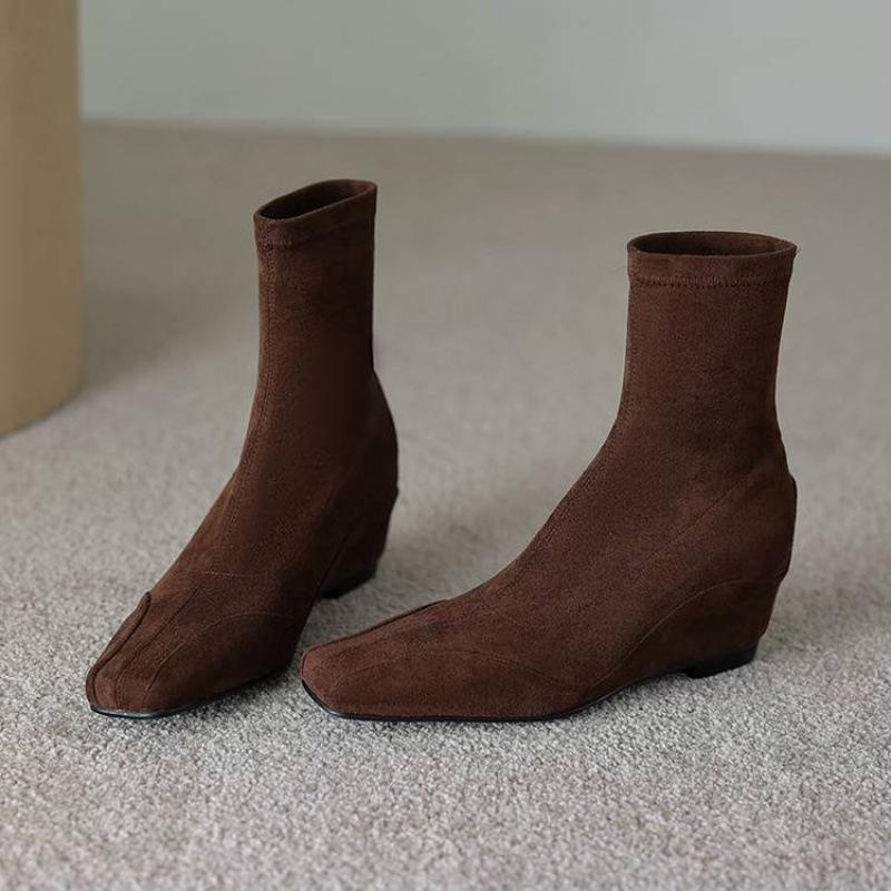 Neue Damen Elastische Wildleder Ritterstiefel Schaft Mittelhoher Absatz Quadratische Spitze Große Größe Damenstiefel Herbst und Winter Vielseitige Keilabsatz Mittelstiefel