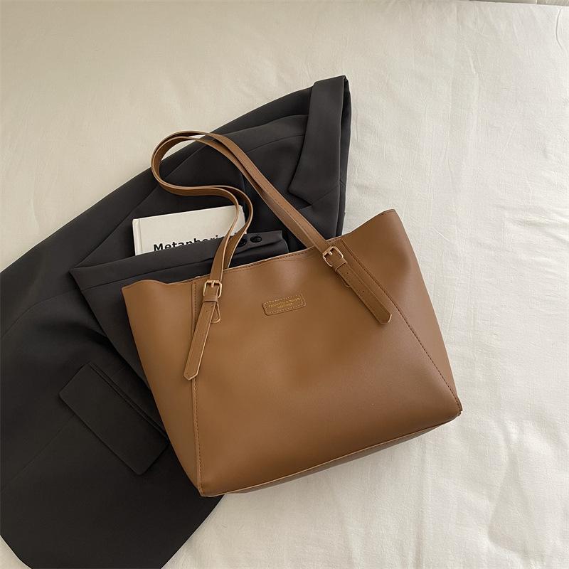 

Large-capacity casual retro tote bag new fashionable and simple solid color shoulder portable underarm women s bag коричневий