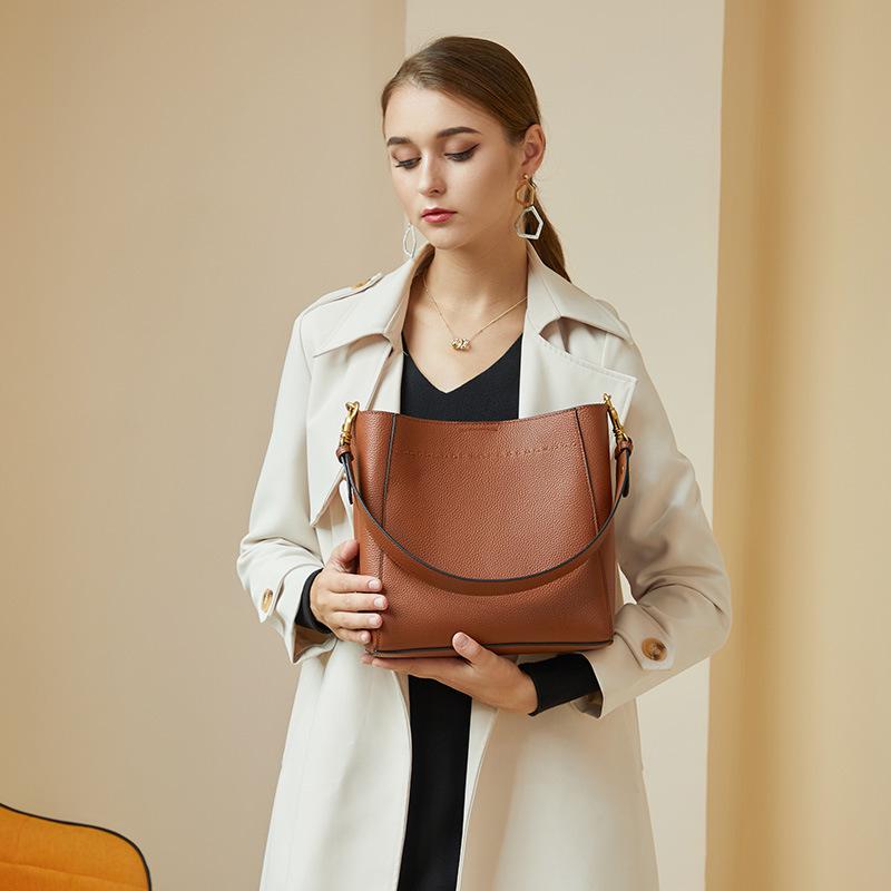 Spring/Summer 2025 Women's Genuine Leather Bucket Bag - Large Capacity, Versatile Shoulder & Messenger Style.