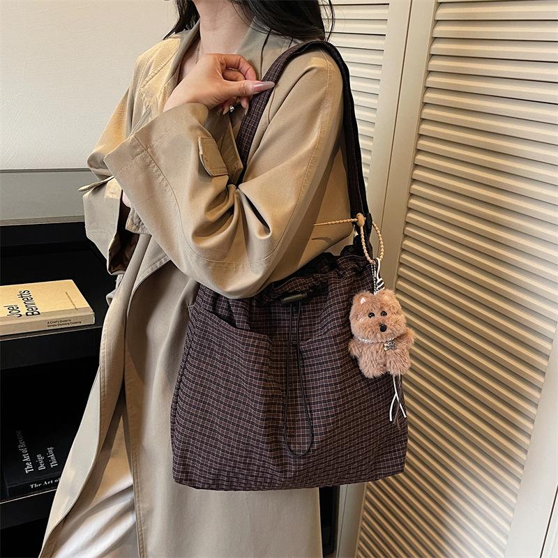 Women Shoulder Bag Lightweight Large Capacity Drawstring Crossbody Bag for Daily Commute Simple and Casual Texture Storage Bags