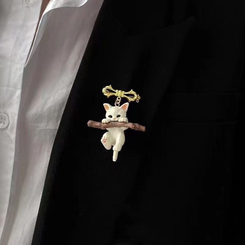 Green-eyed Cat Brooch Geometric Kitten Enamel Pin Lapel Pins Backpack Clothing Scarf Accessories Fashion Animal Jewelry Gift