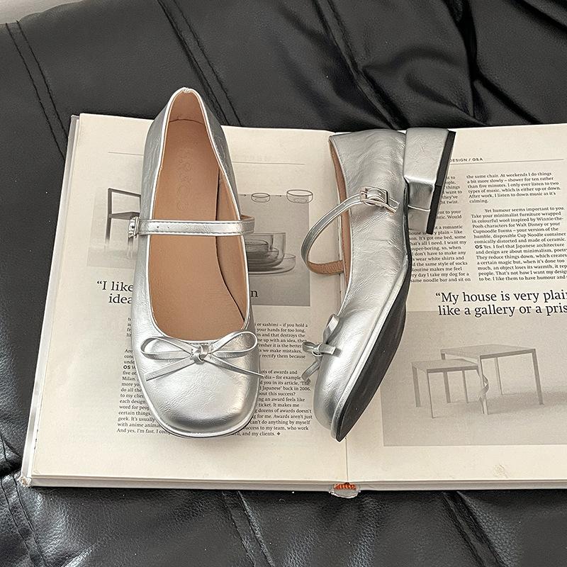 

Туфли Мэри Джейн на одной пуговице классические универсальные с бантом женские летние новые на толстом каблуке с квадратным носком одинарные туфли 40 серебряный