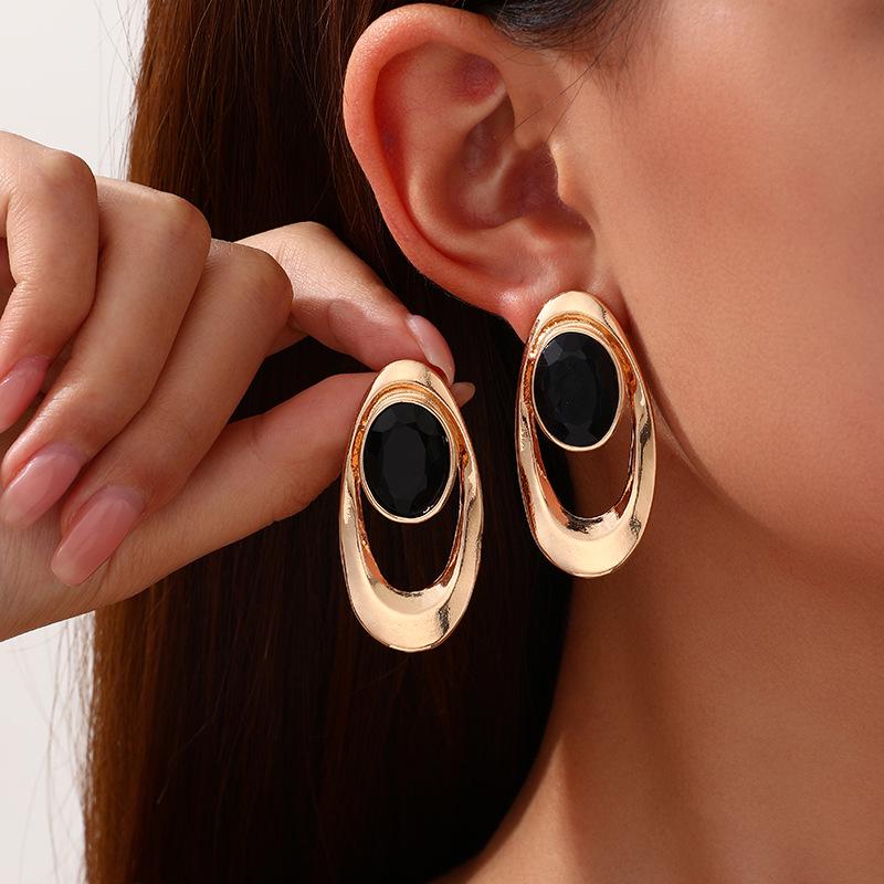 European-American Fashion Retro Pendant Necklace & Oval Earrings Set for Women