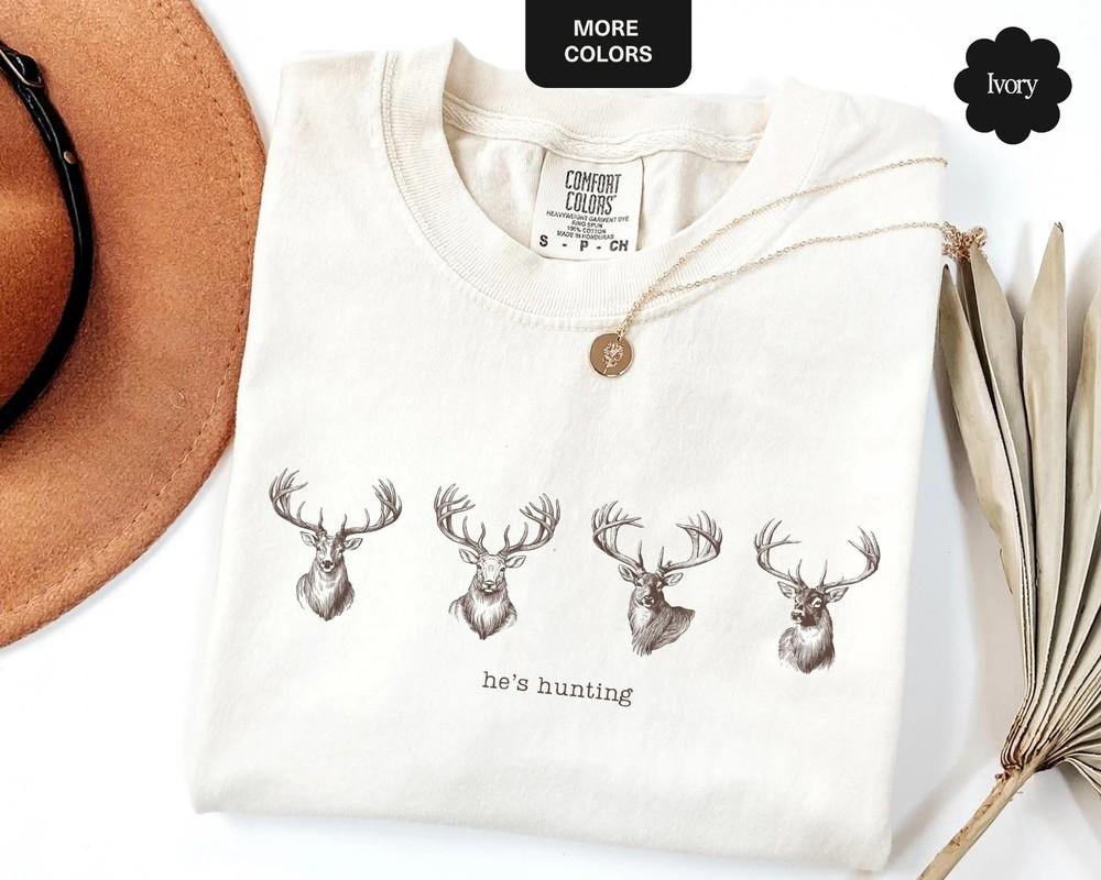 

Винтажная футболка «Он охотится», Ретро-рубашка «Сезон охоты», Подарок для нее 3XL