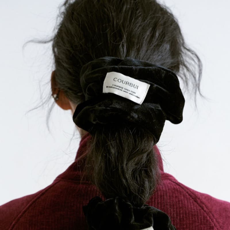 

COURBUI Бархатная резинка-скранчи с цветочным принтом (черный) Black Black