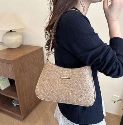 Nová dochádzková jednofarebná taška pod pazuchu crossbody taška jednoduchá a módna taška cez rameno temperamentná dámska kabelka