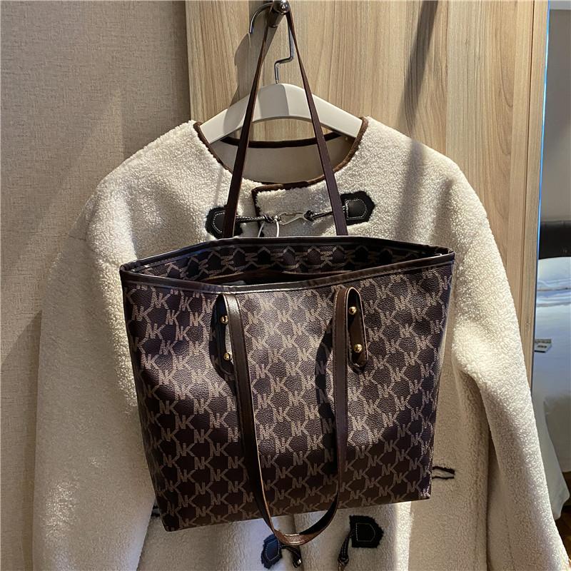 

Fashion tote bag women s 2025 autumn and winter new trendy Korean version soft leather mother and child large-capacity shoulder bag textured commu коричневый