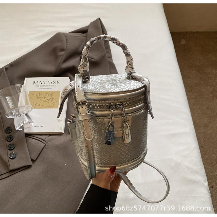 

Korean version niche bucket bag 2025 new retro women s bag fashion messenger bag ins foreign style tide shoulder handbag срібний