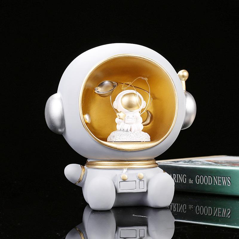 

Ночник Кнопочный Питание от Батарейки Белый и Золотой Мультяшный Милый В форме Астронавта золотой