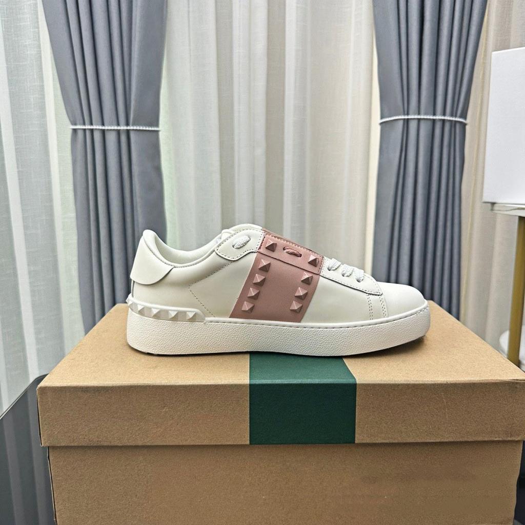 Sapatos brancos de sola grossa com rebites, sapatos casuais esportivos com cadarço versáteis para homens e mulheres, sapatos de skate casuais com combinação de cores para homens