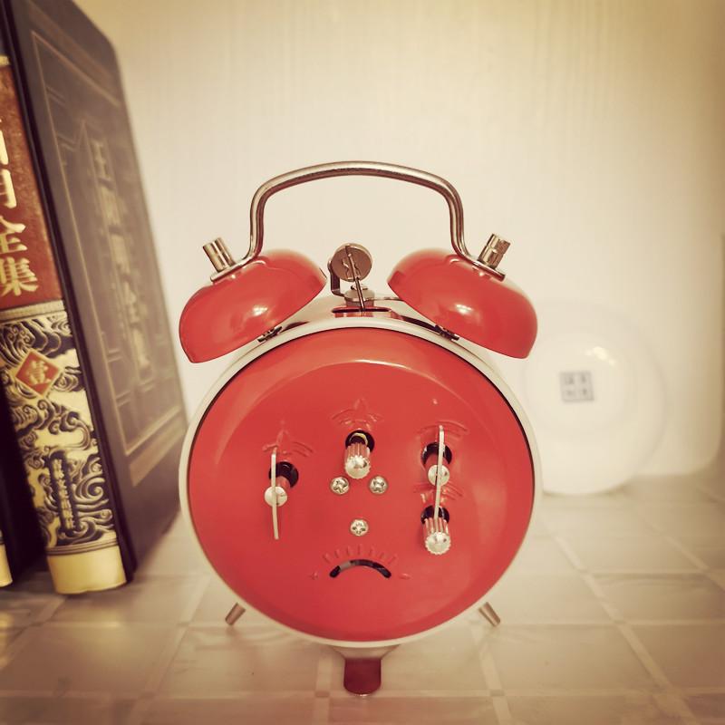 Retro Mechanical Alarm Clock Desk Clockwork Metal Desk Clock Chicken Pecking Rice Bedside Table Clocks Retro Decoration Gift
