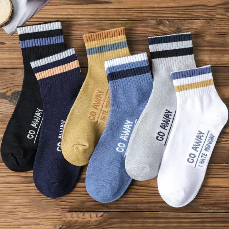 Japanese Retro Colorblock Mid-Calf Men's Socks - Breathable, Odor-Resistant, Sweat-Absorbent for Business In Spring & Autumn.