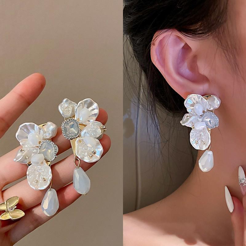 Boucles d'oreilles puces élégantes en argent avec fleurs de perles et pampilles - Mode française haut de gamme polyvalente
