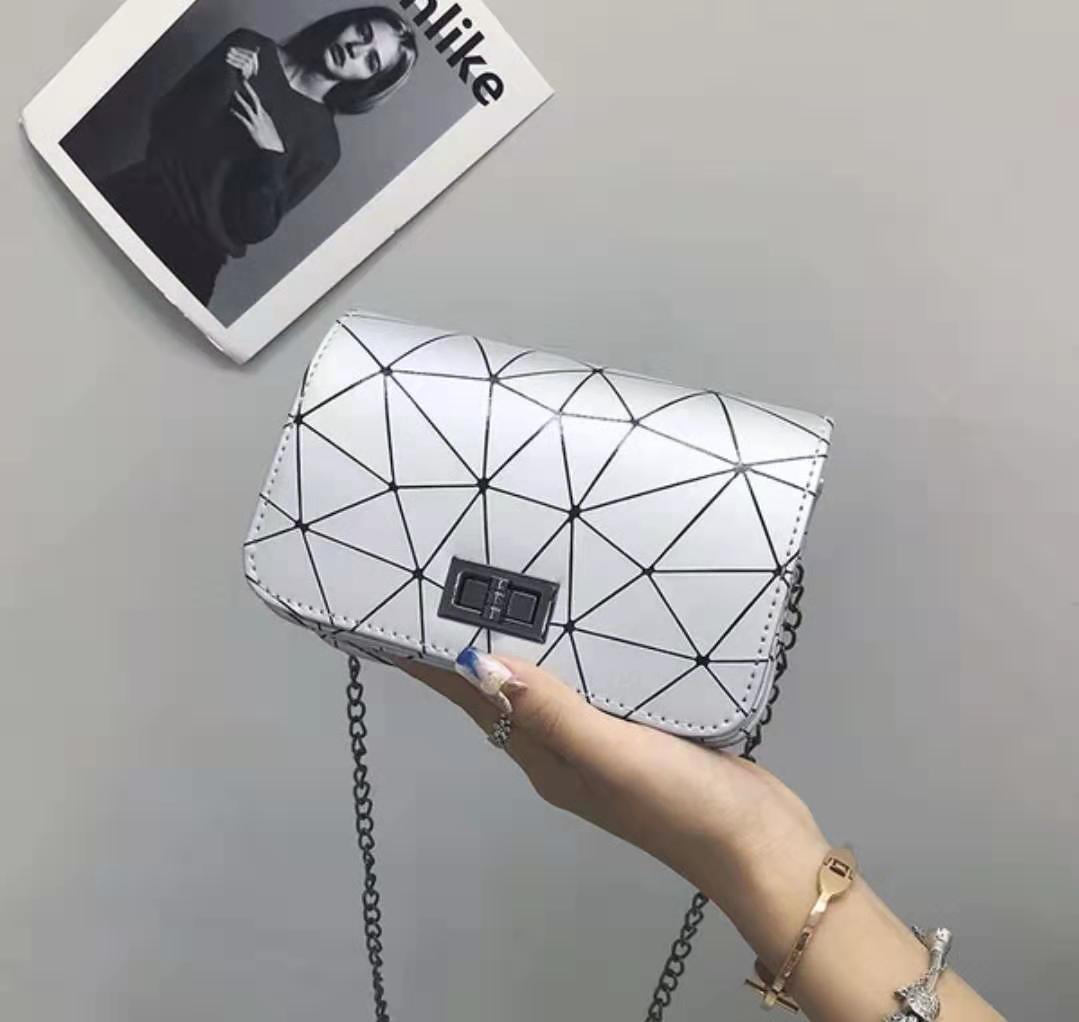 

Жіноча сумка Портативна сумка на ланцюжку Невелика квадратна сумка Через плече срібний