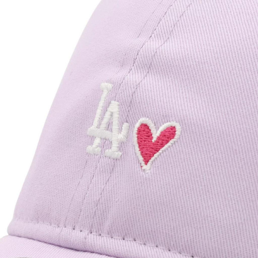 New Era 9TWENTY Cloth Strap Long Visor Cap 15128956 NER35C2380 LA Pastel Lilac New Era Cap MLB ONSPOTZ Special Edition Mini Logo Heart Los Angeles