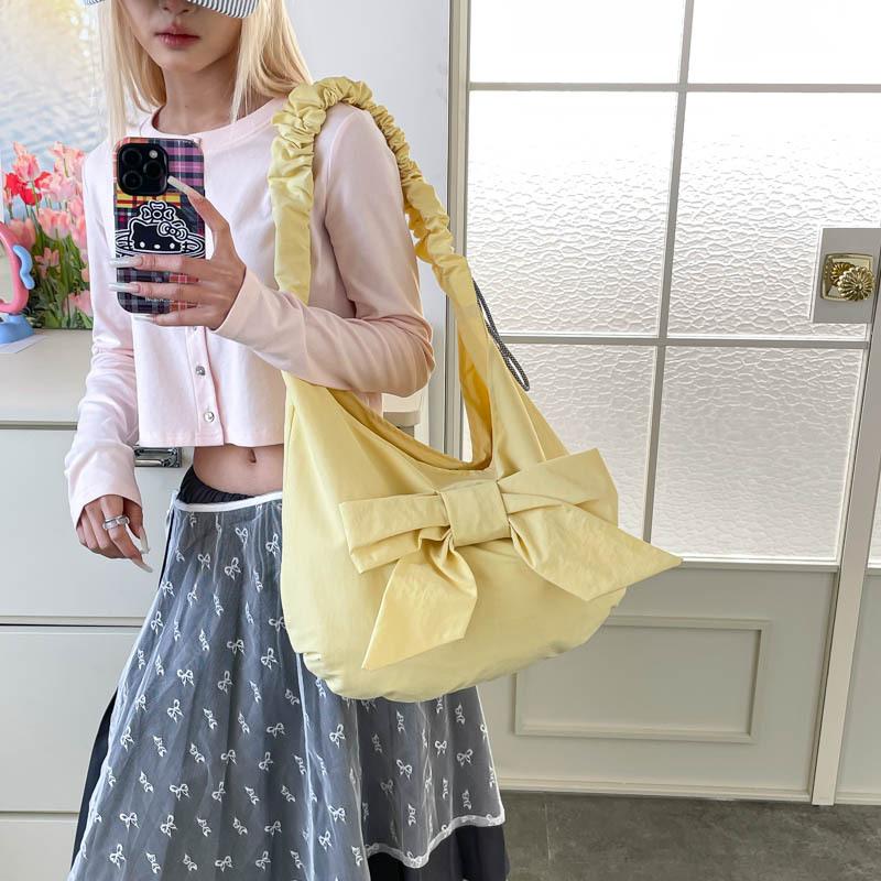 Trendy Korean Bow Drawstring Shoulder Bag Women Fashi and Versatile Commuting Bag Large Capacity Casual and Simple Cloud Bag