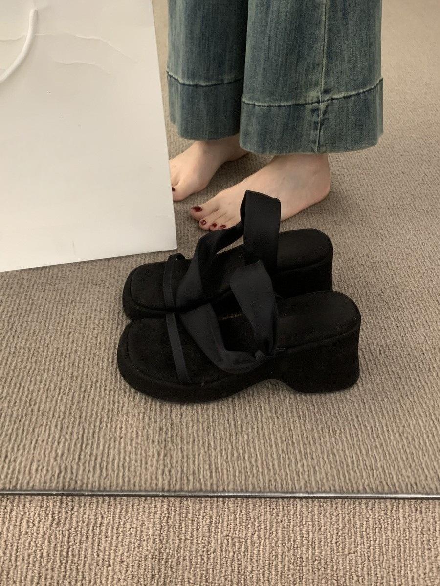 

French retro thick-soled wedge heel open-toed sandals for women to wear in summer, small people to increase their height, and beautiful cool slippers 40