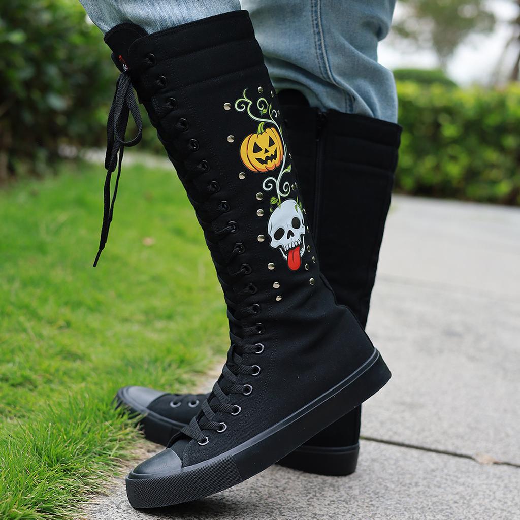 1 Paar lange Damen-Canvas-Stiefel bis zum Knie, Halloween- und Nietenverzierung an der Außenseite, Reißverschluss an der Innenseite, modische flache hohe Stiefel