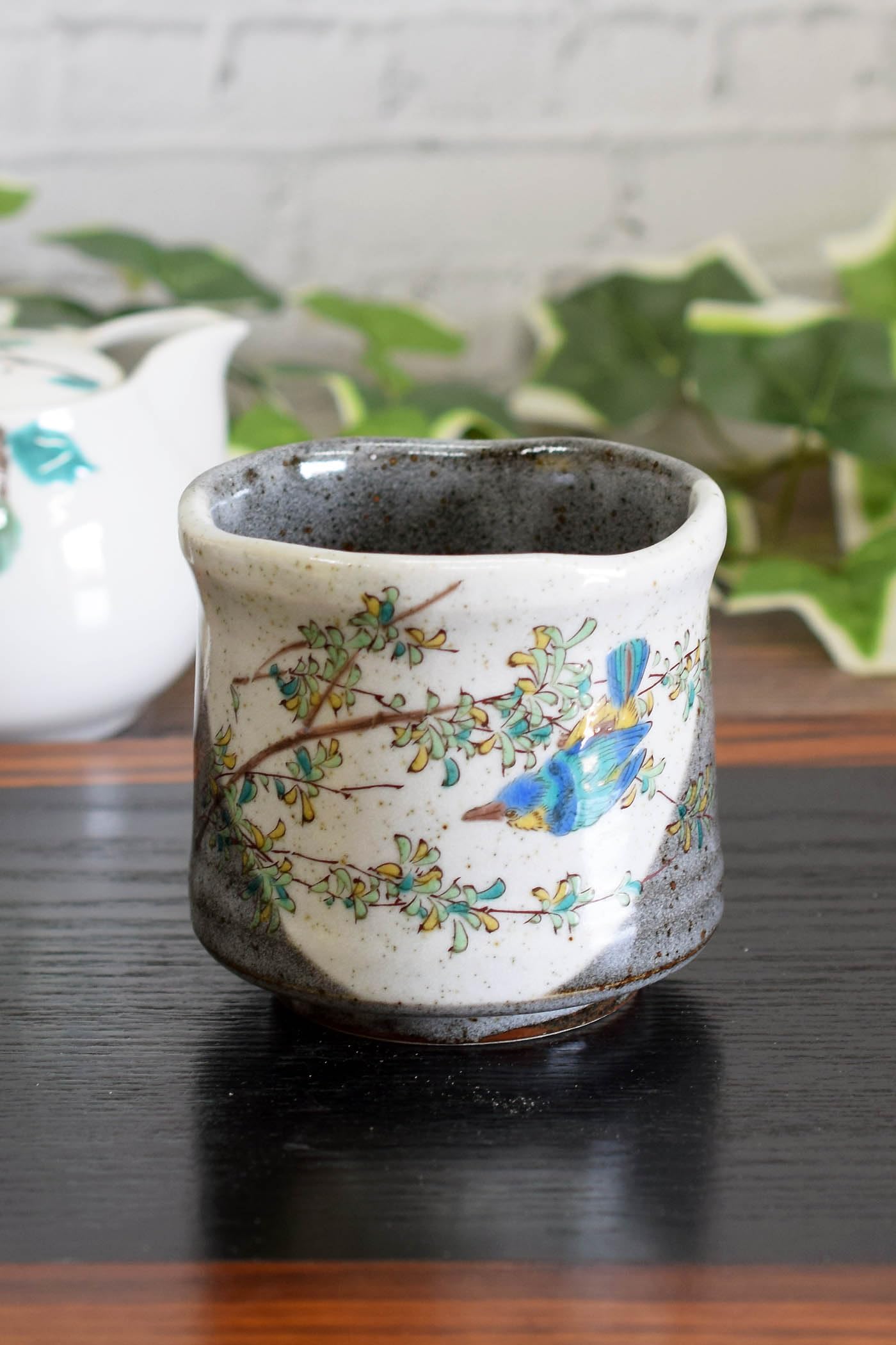 

Waza no Kura Stylish Kutani Ware Teacup with Kingfisher Ceramic Brand Japanese Made in Perfect as a Birthday 60th 70th 77th 80th 88th or 89th Design, серый
