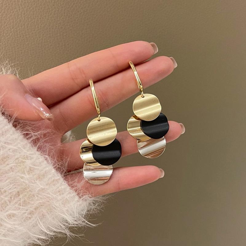 Contrasting color disc fringed earrings, new Hong Kong style temperament, long versatile stud earrings, European and American earrings.