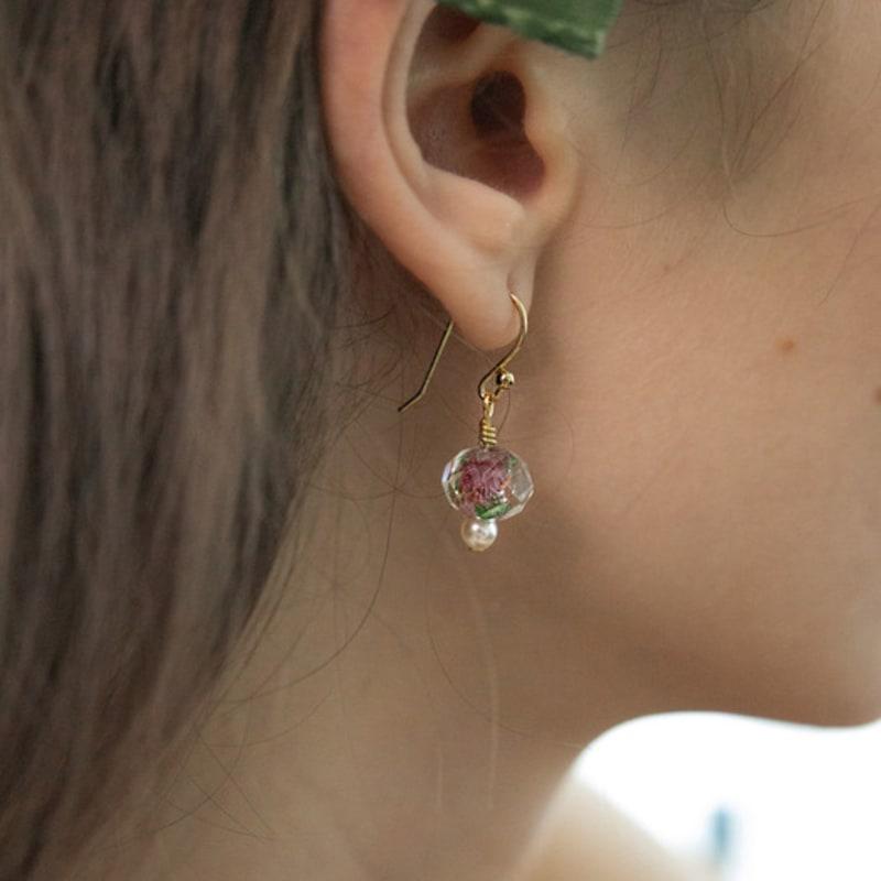 MERRYMOTIVE Vintage pink rose and pearl earring