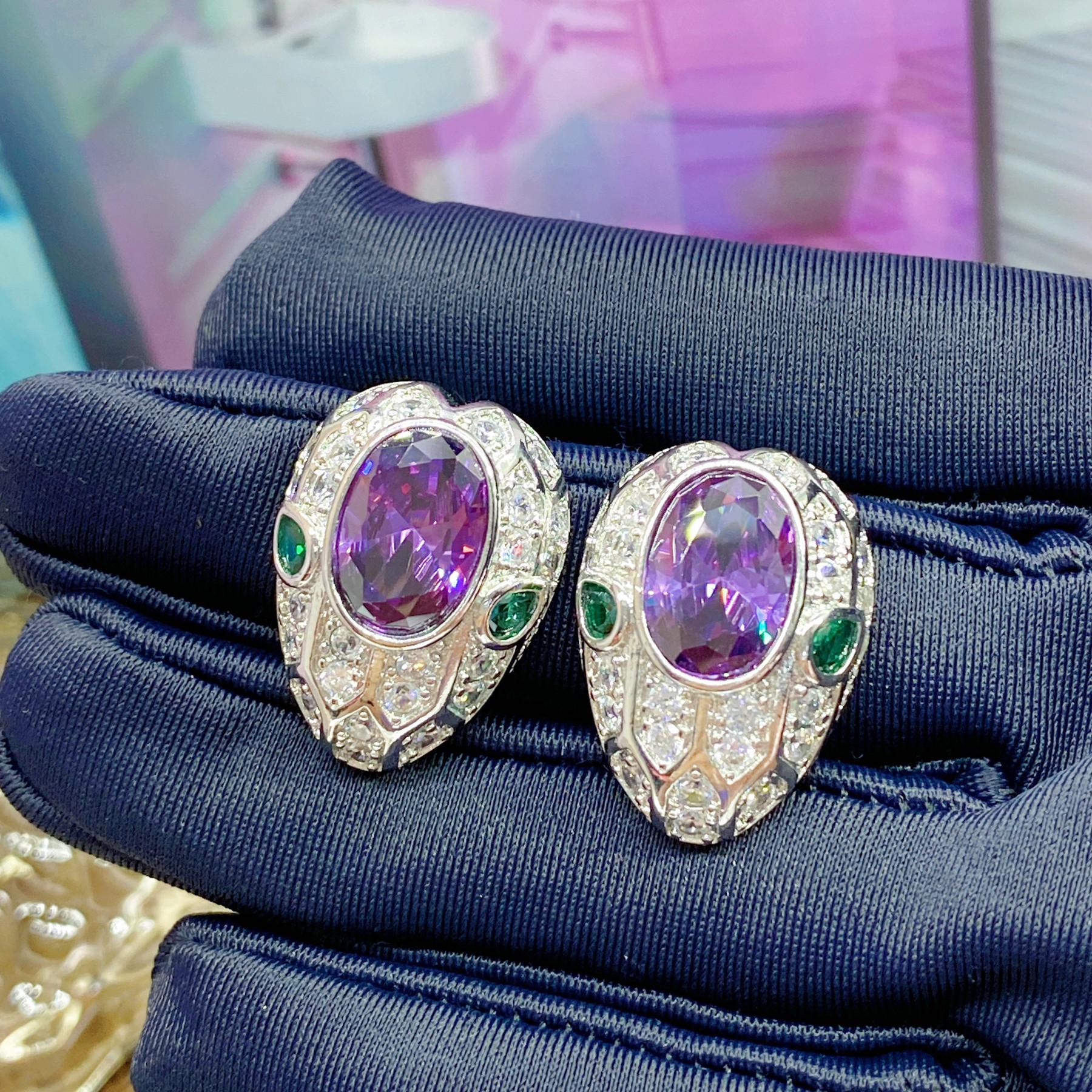 

Серпантиновый аметистовый ювелирный набор: Браслет-змея высокого класса, Подвеска, Открытое кольцо, Серьги с фиолетовыми бриллиантами.