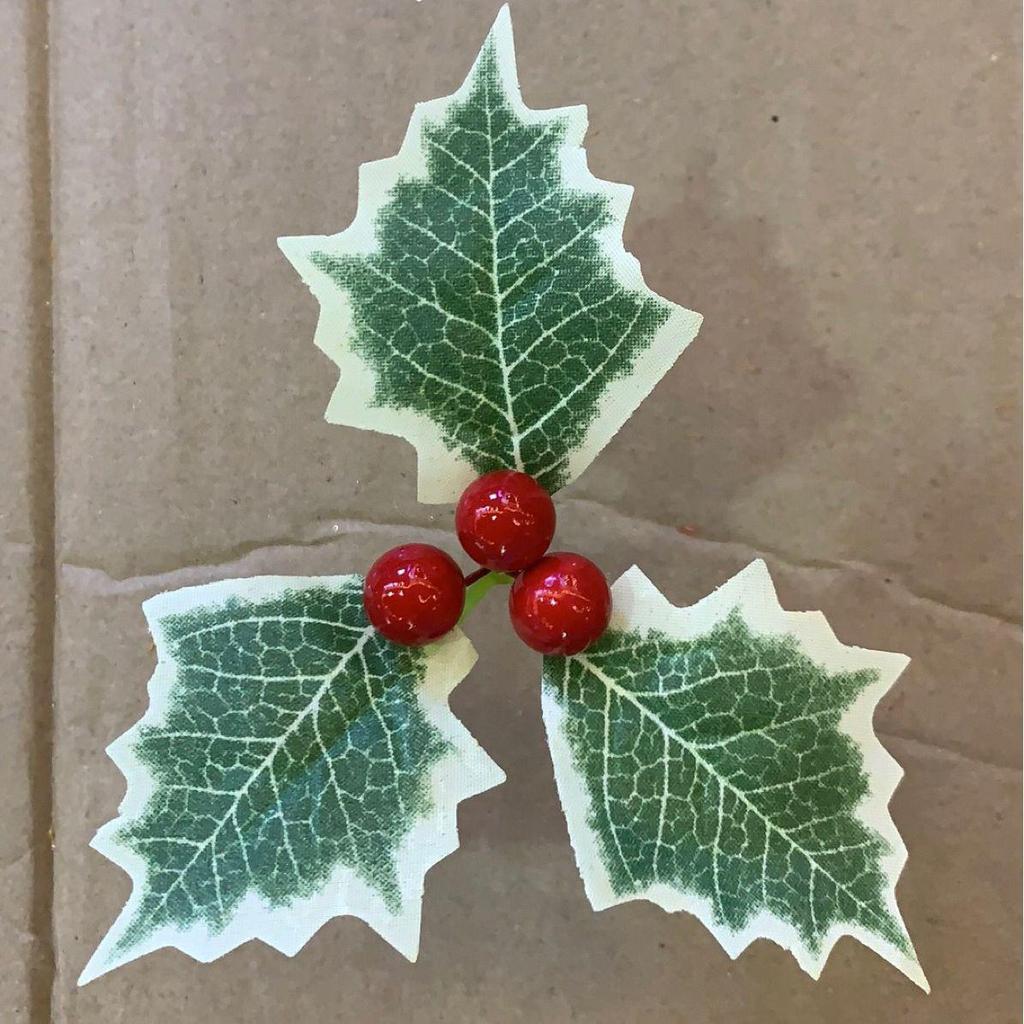 Holiday Leaves and Red Berries Christmas Tree Ornaments - Festive Vine Accessories