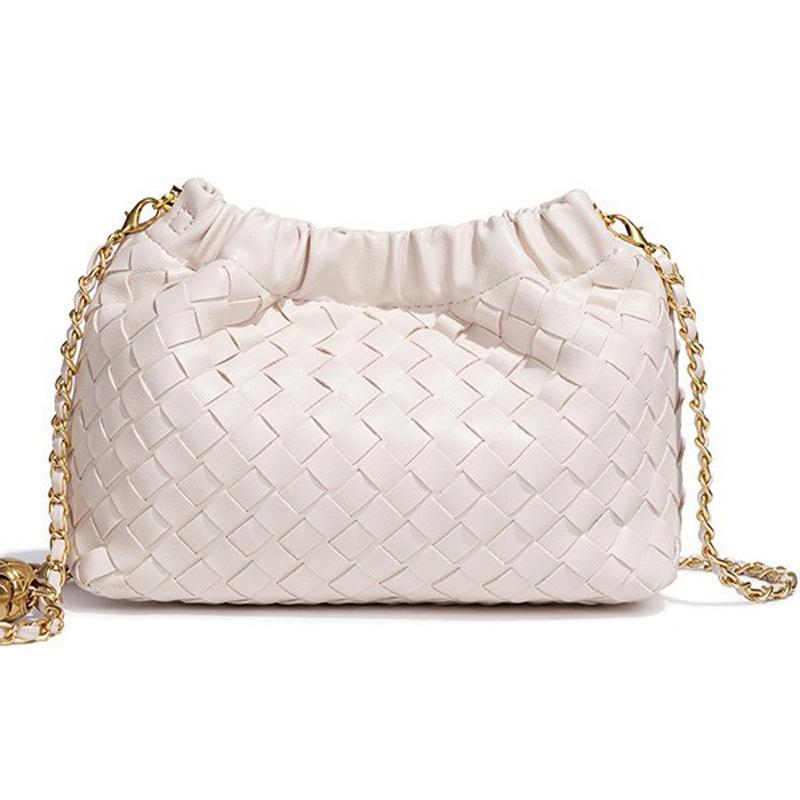 Borsa Tessuta con Catena a Palline Dorate - Borsa a Tracolla alla Moda con Tracolla e Design Pieghettato a Forma di Nuvola.